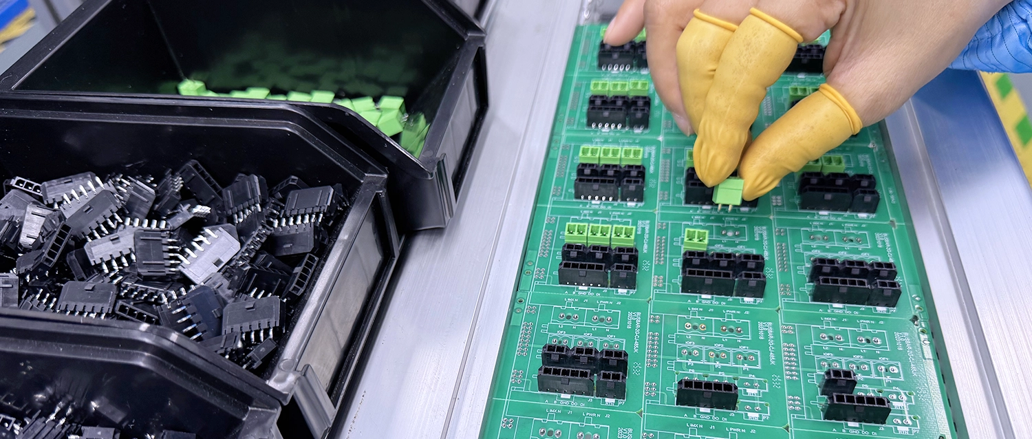 Workers are performing DIP on circuit boards to meet different batch PCB board production requirements.
