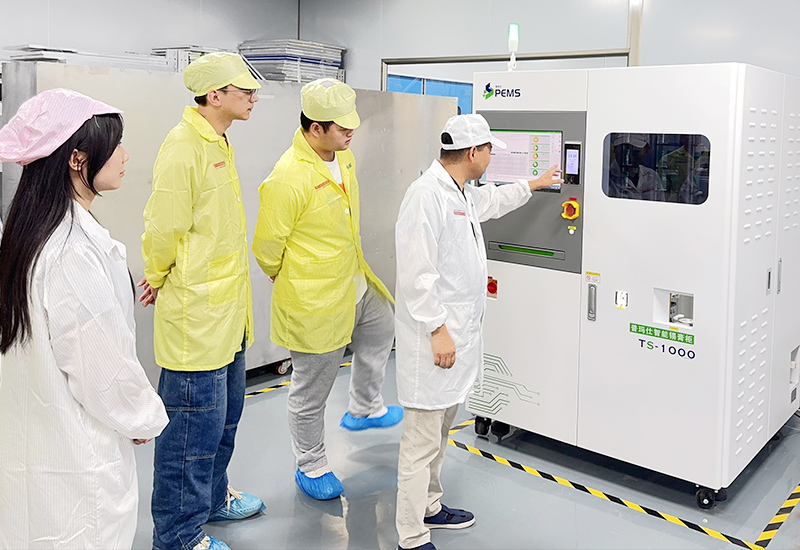The operator introduces the working process of the intelligent solder paste cabinet