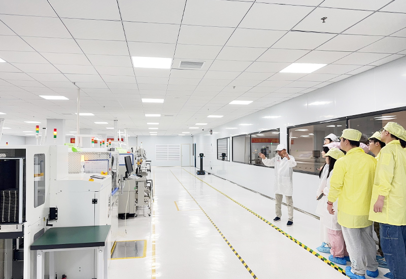 The person in charge is introducing the complete SMT production line in the printed circuit assembly industry