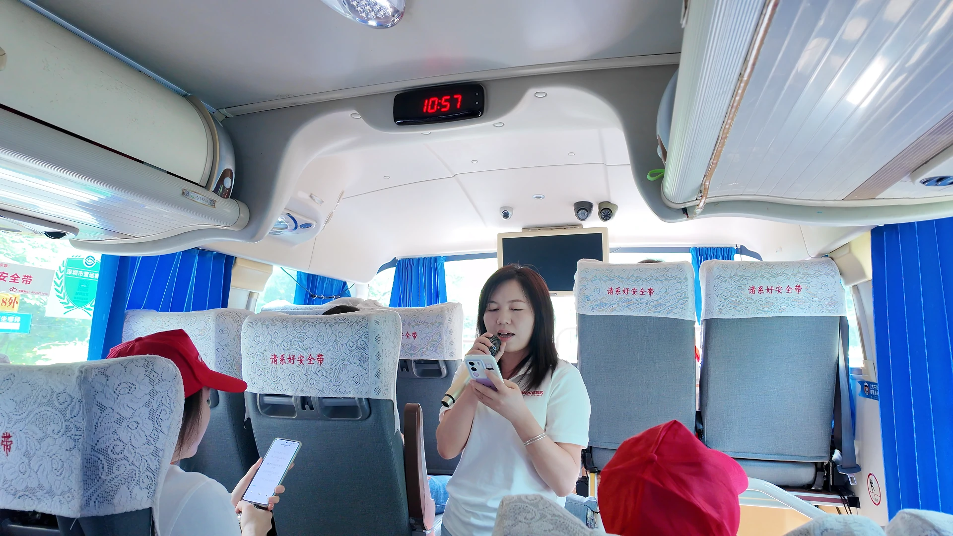 employees sang a song on the bus, which caused warm applause