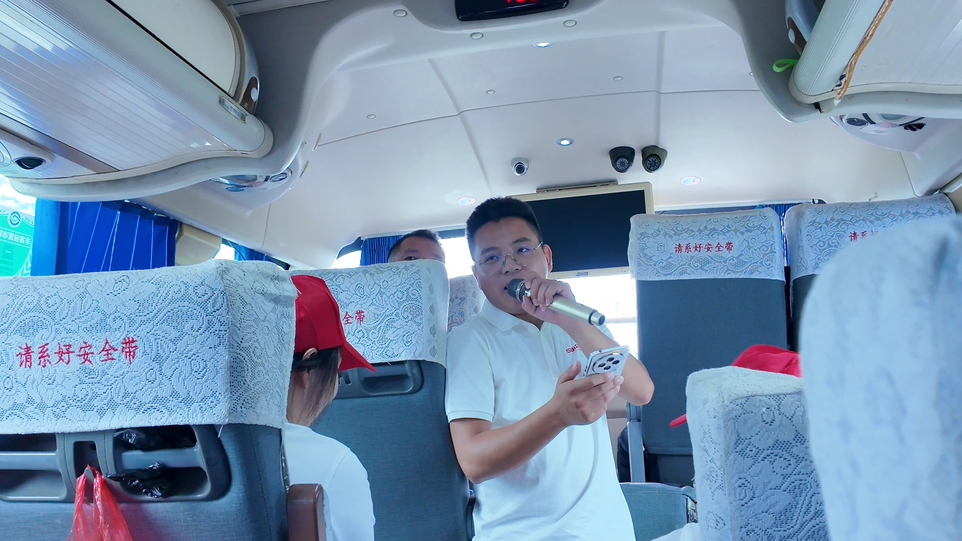 funny imitation show is staged in the car, and joy continues