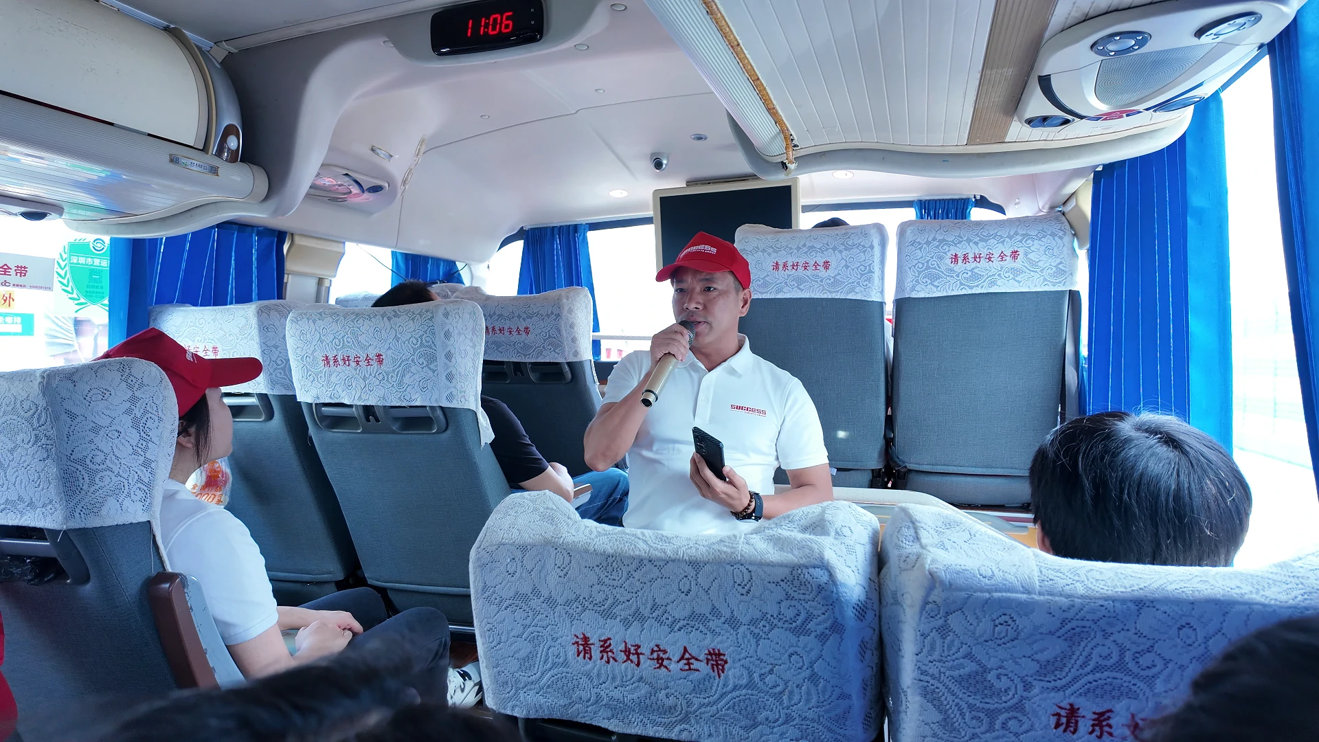 the boss led the whole car to sing, and the car was filled with joy