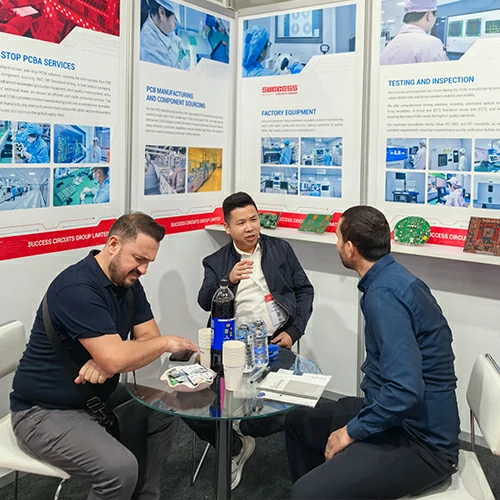 Customer discussion at the Türkiye exhibition